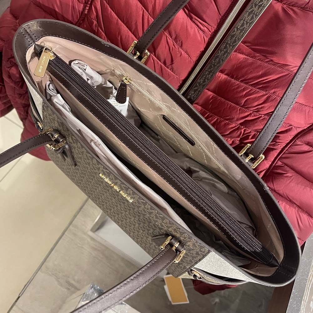 MICHAEL KORS Voyager Lg Color-Block Metallic Signature Logo EW Tote 
Brown 
NWT - Picture 11 of 16
